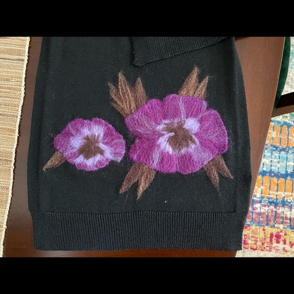 Beautiful, long, black scarf with floral wool design - Picture 8 of 9